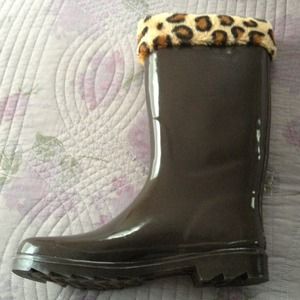 Traded Faux leopard rain boots