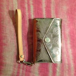 🎀Michael Kors🎀 iPhone 4/4s Wristlet!!