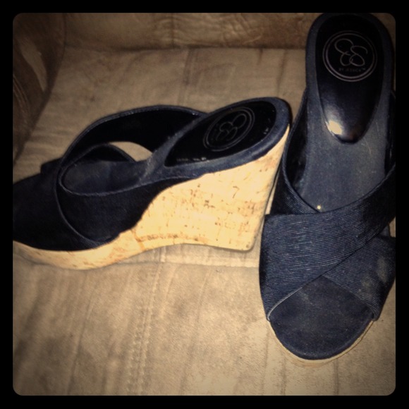 Jessica Simpson black woven wedges