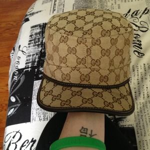 Gucci hat size XL worn 5 times.