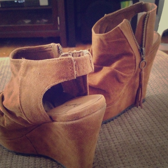 Boho brown suede wedges!