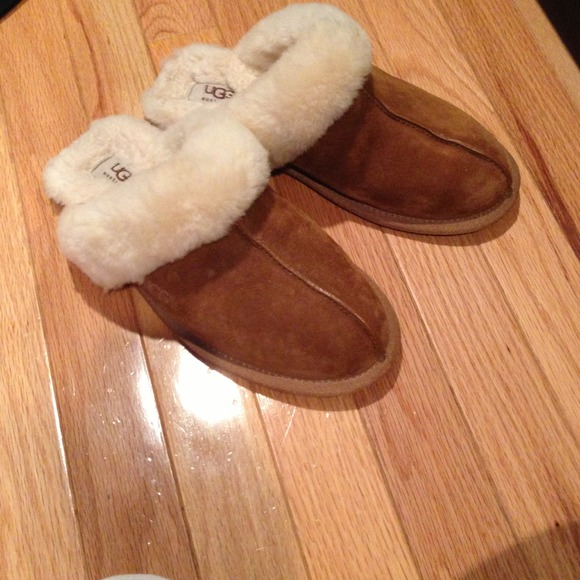 RARELY WORN. UGG scuffette slippers in CHESTNUT.