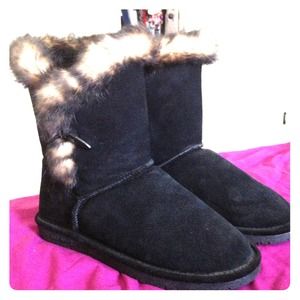 Black Bearpaw.. Never been worn!