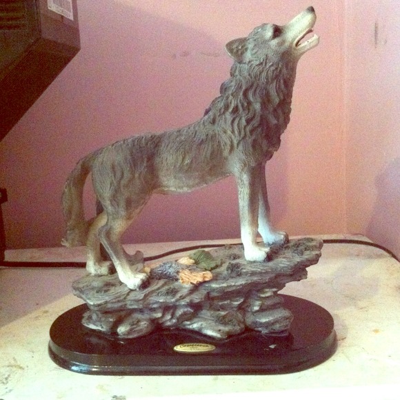 wolf statue