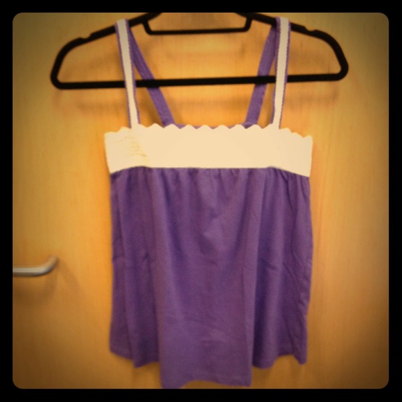 Adorable lace trim flowy tank!