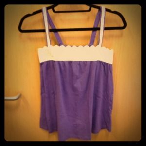 Adorable lace trim flowy tank!