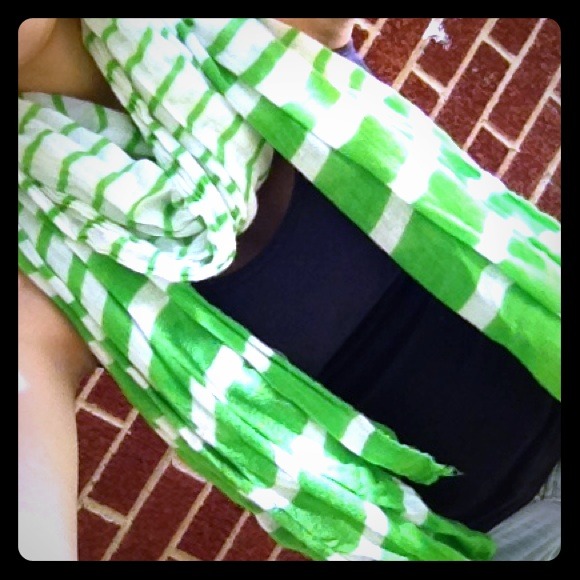 Really cute long striped scarf 💚