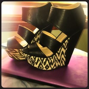 Tribal print/black wedges