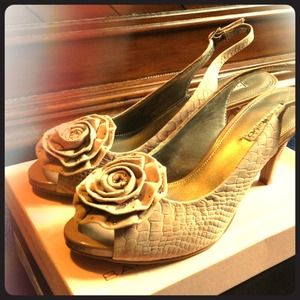 Selling A pair of peach Bandolino pumps