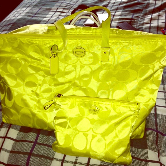 🎉SOLD🎉 Coach carry-on bag with make up bag 👯