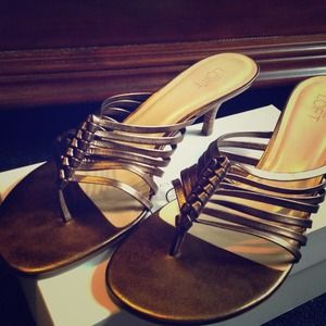 Ann Taylor gold leather sandal