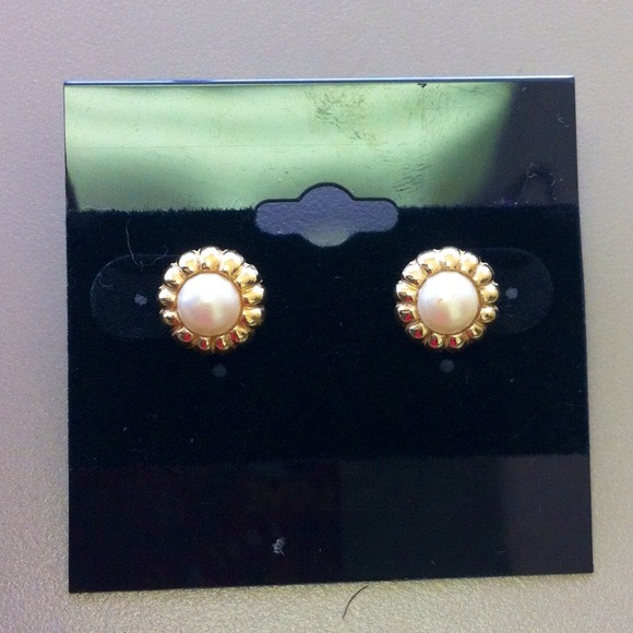 Gold/pearl stud earrings - Picture 1 of 1