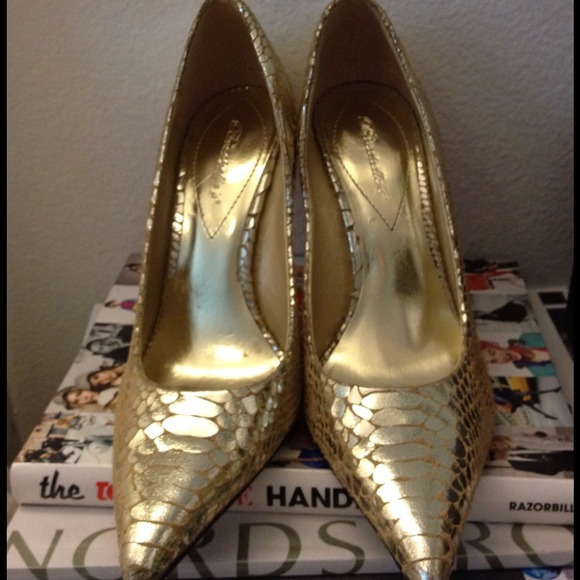 Gold pointer toe pumps