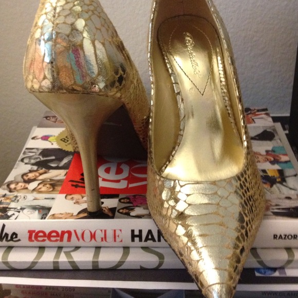 Gold pointer toe pumps - Picture 2 of 3