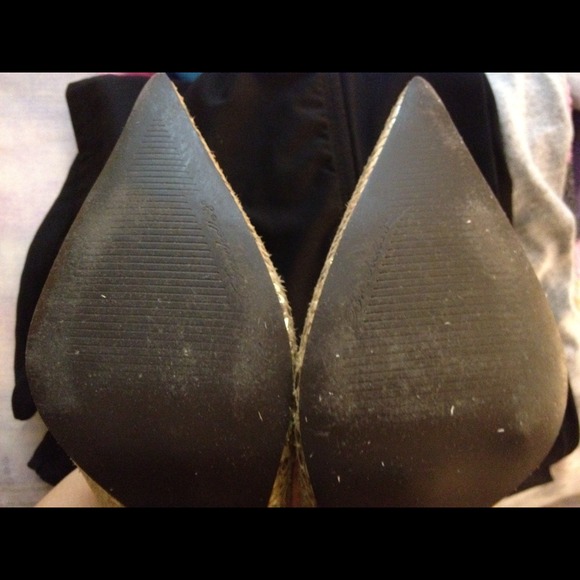 Gold pointer toe pumps - Picture 3 of 3