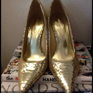Gold pointer toe pumps