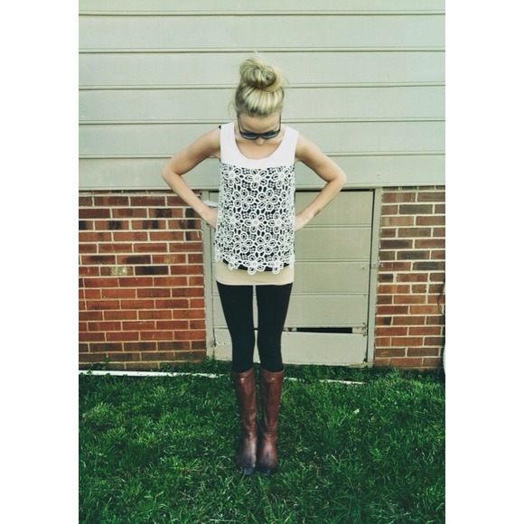 Tops - REDUCED!! 🎀Navy & ivory floral tank!🎀