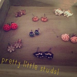 🎉PRICE LOWERED!🎉🎀 Pretty little studs! 🎀