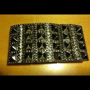 Studs and stones stretch bracelet