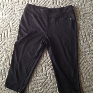 Capri fitted yoga pants