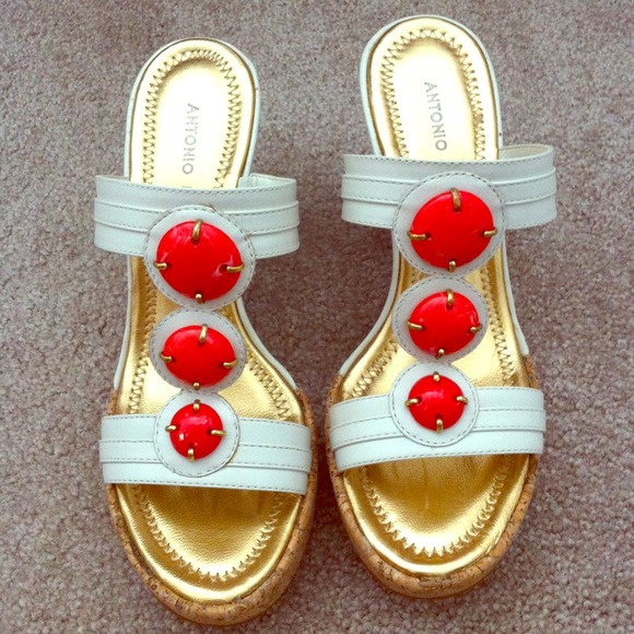 Antonio Melani size 7 wedge sandals.