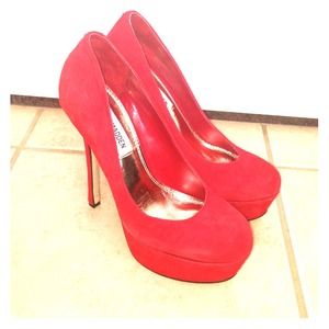 NEW Steve Madden Red Platform Suede Pumps