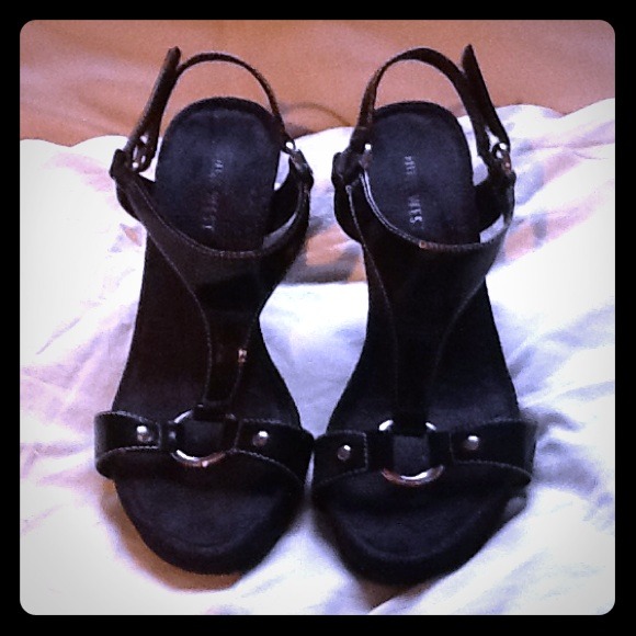 Awesome black patent wedges