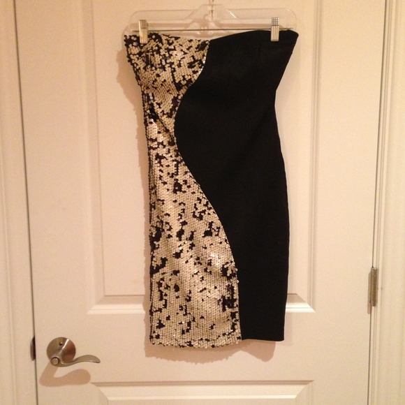 Strapless black fitted dress with sequin pattern