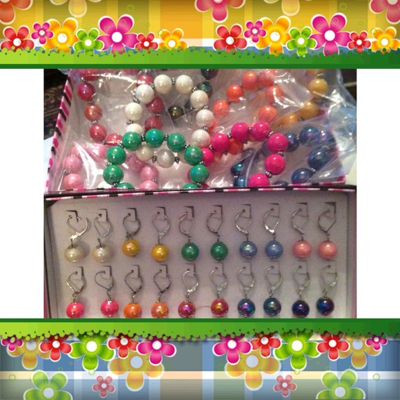 ❤REDUCED❤🌺Set of Earrings and Matching Bracelets