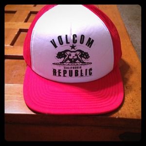 Volcom trucker hat NWOT