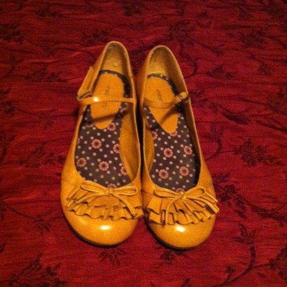 Yellow ruffle flats/Wilson's purse ****TRADE****