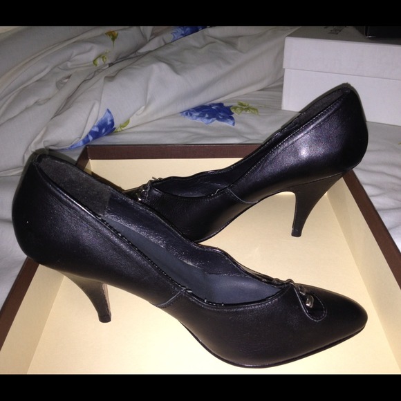 Black small heel shoes