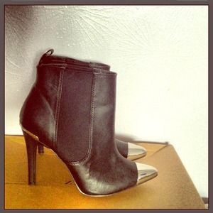 Shoes - 🔻REDUCED🔻Captoe chelsea booties Shoes - 🔻REDUCED🔻Captoe chelsea booties