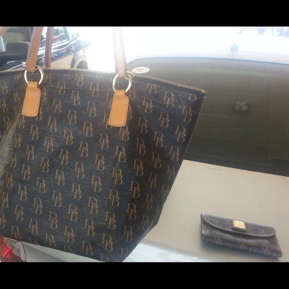 Authentic Dooney & Bourke handbag with Wallet