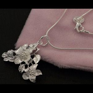 STUNNING SILVER FLOWER BIB NECKLACE