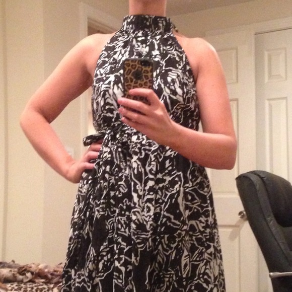 Tie back halter dress - Picture 2 of 3