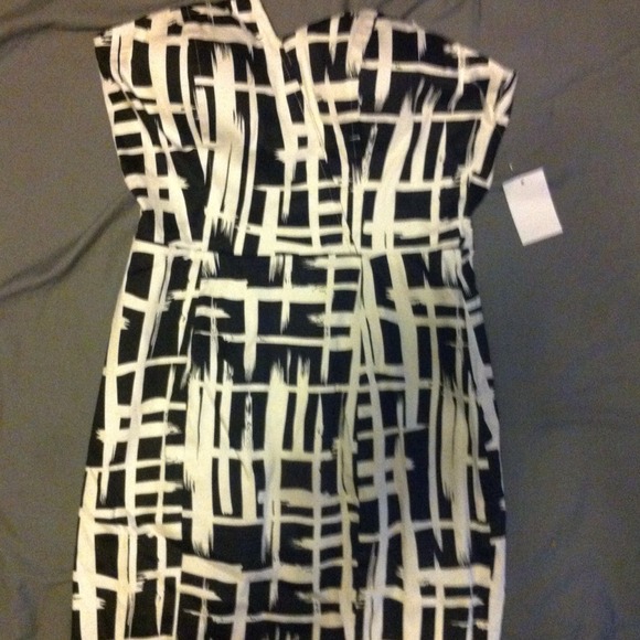 Back & white strapless mini dress