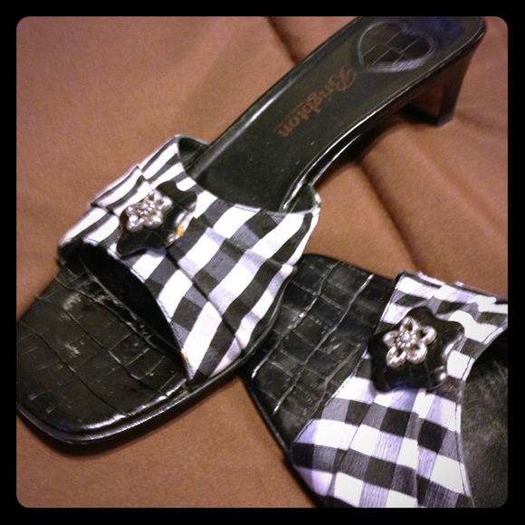 Cute checkered slide sandel