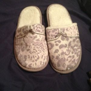 ✨Free w/ any purchase✨Victoria's Secret slippers.