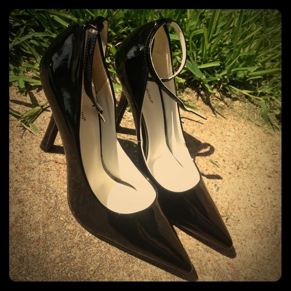 Deliciois Shoes - Reserved**Delicious black heels and rose pendent