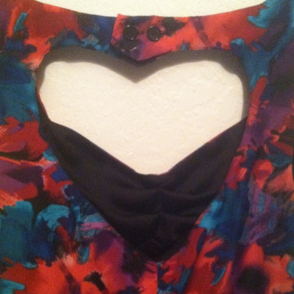 Dress with heart cutout - Picture 2 of 3