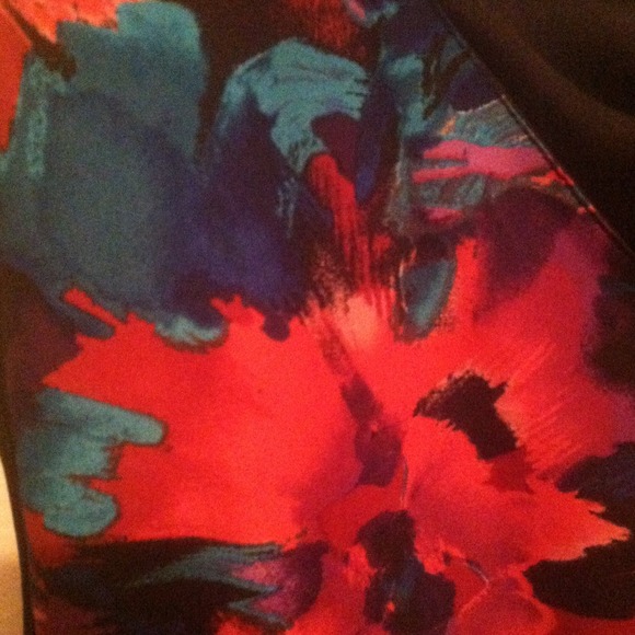Dress with heart cutout - Picture 3 of 3
