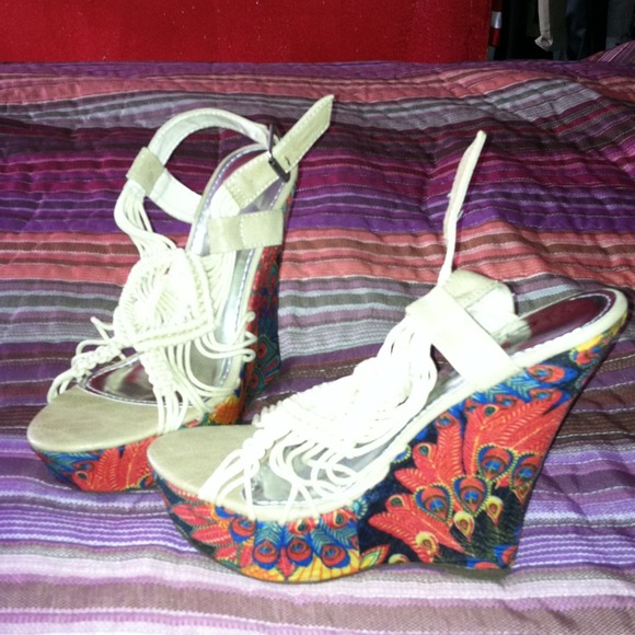 Peacock printed wedges