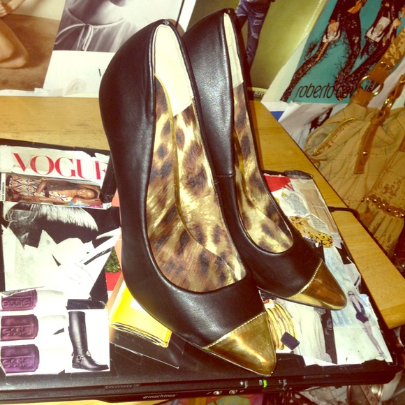 Black w/gold accent kitten heel .