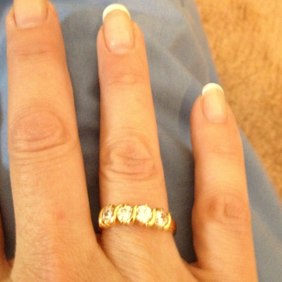 Unknown Jewelry - Beautiful gold/ CZ ring