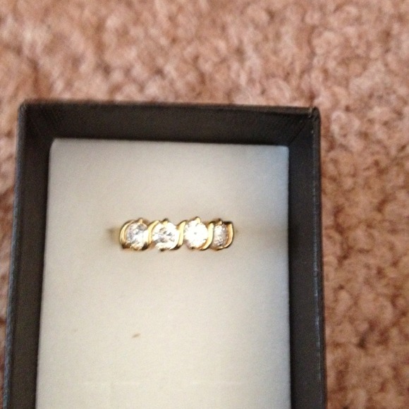 Beautiful gold/ CZ ring - Picture 2 of 2