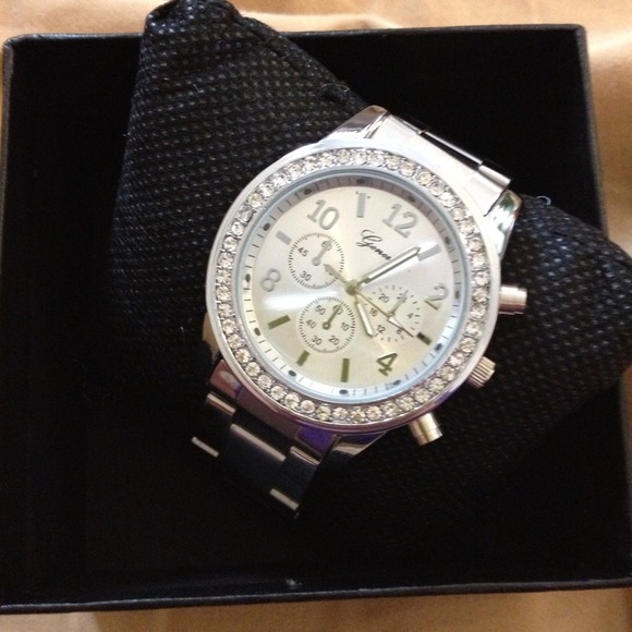 Silvertone metal link watch!