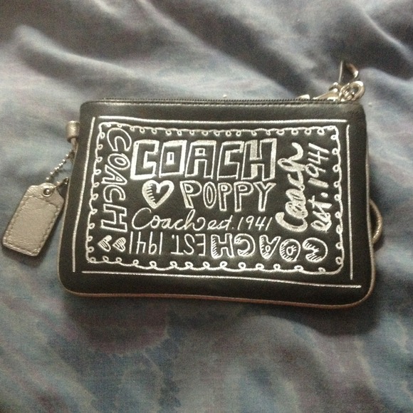 Coach Clutches & Wallets - 💟Coach Poppy Wristlet💟 (gift Hoop Earrings)