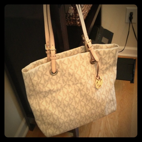 Authentic Michael Kors bag! *offers accepted!*