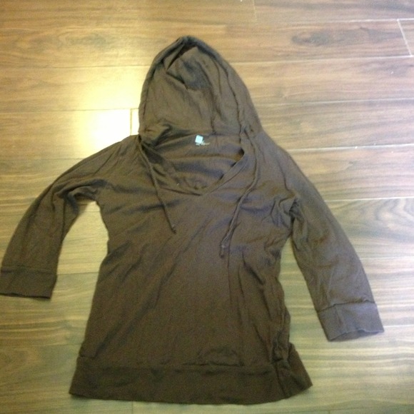 Quarter sleeve shirt with hood
